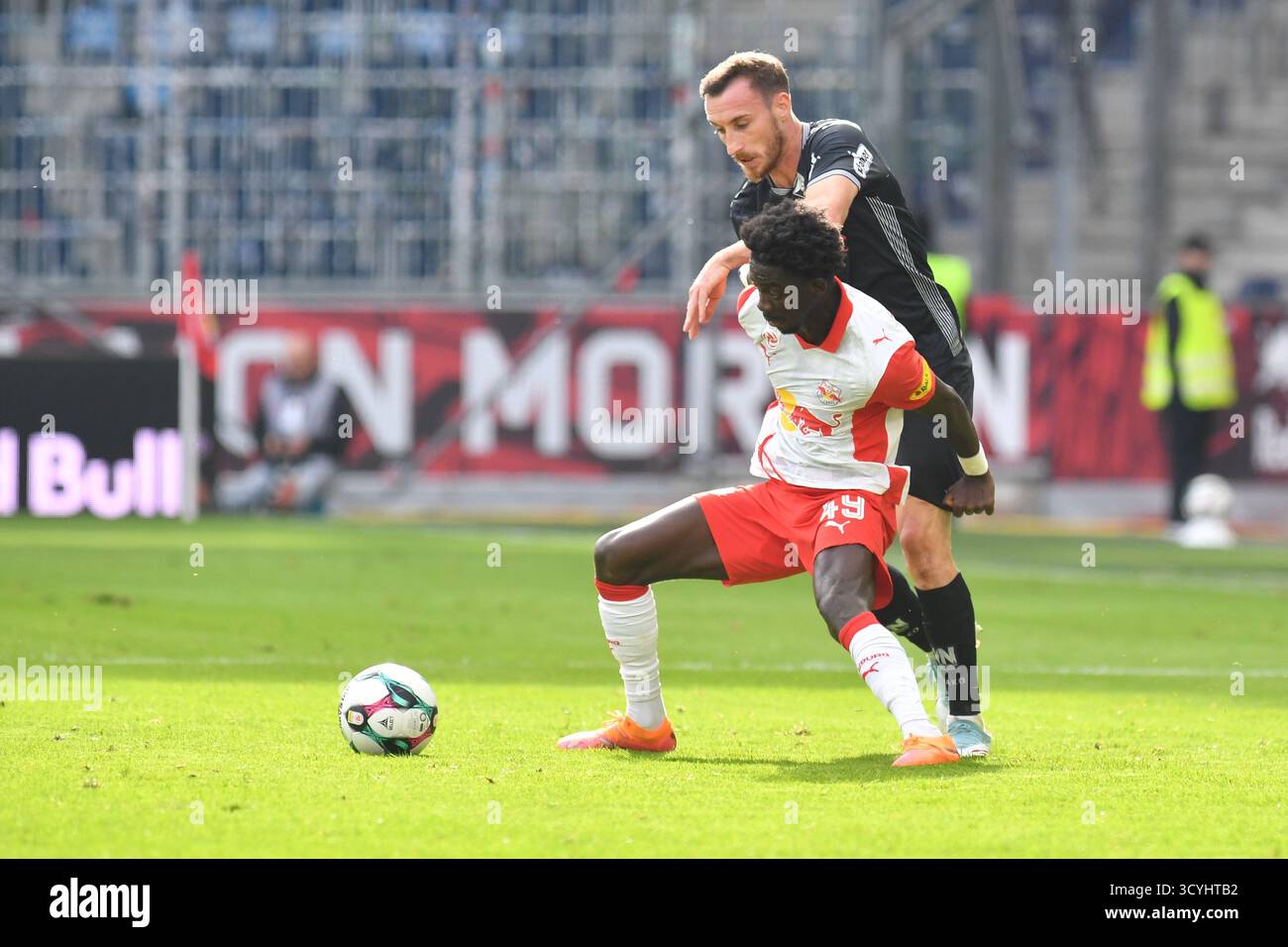 Salisburgo, Austria. 19 ottobre 2025. SALISBURGO, AUSTRIA - 19 OTTOBRE: Moussa Yeo Yeo di Salisburgo e Mike-Steven Baehre di Altach durante la partita di Admiral Bundesliga tra il Red Bull Salzburg e SCR Altach alla Red Bull Arena il 19 ottobre 2025 a Salisburgo, Austria.251019 SEPA 24 016 - 20251019 PD6336 credito: APA-PictureDesk/Alamy Live News Foto Stock