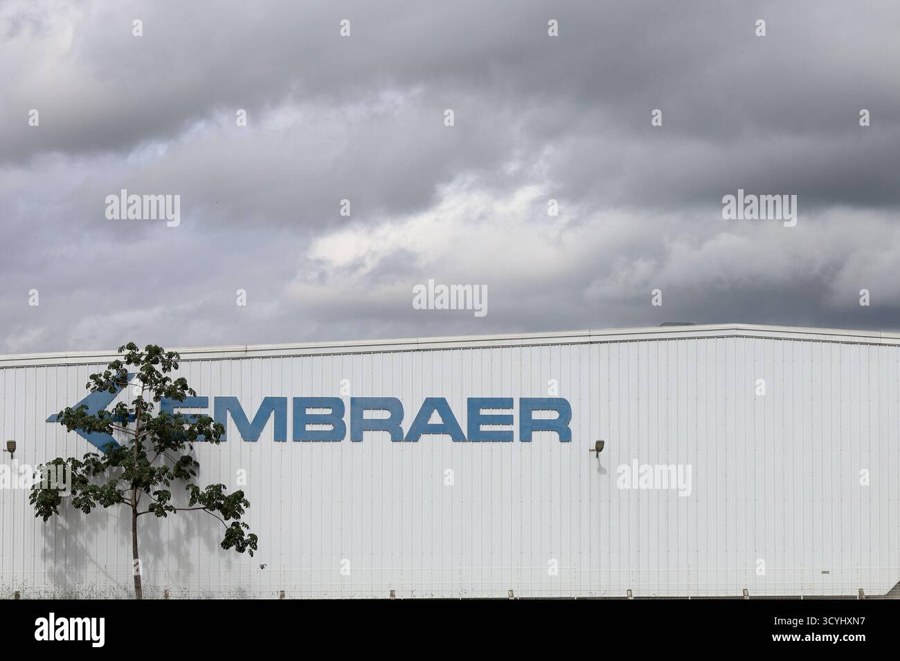 Taubate, San Paolo, Brasile - 19 ottobre 2025: Nome della fabbrica Embraer nel capannone. Foto di alta qualità Foto Stock