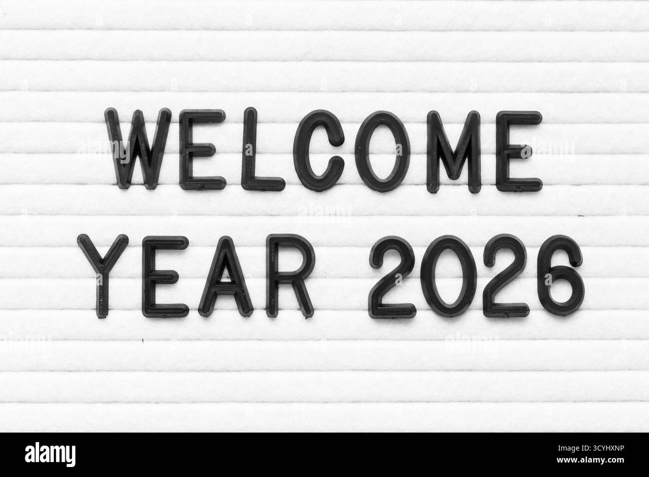 Lettera nera in Word benvenuto anno 2026 su sfondo bianco in feltro Foto Stock