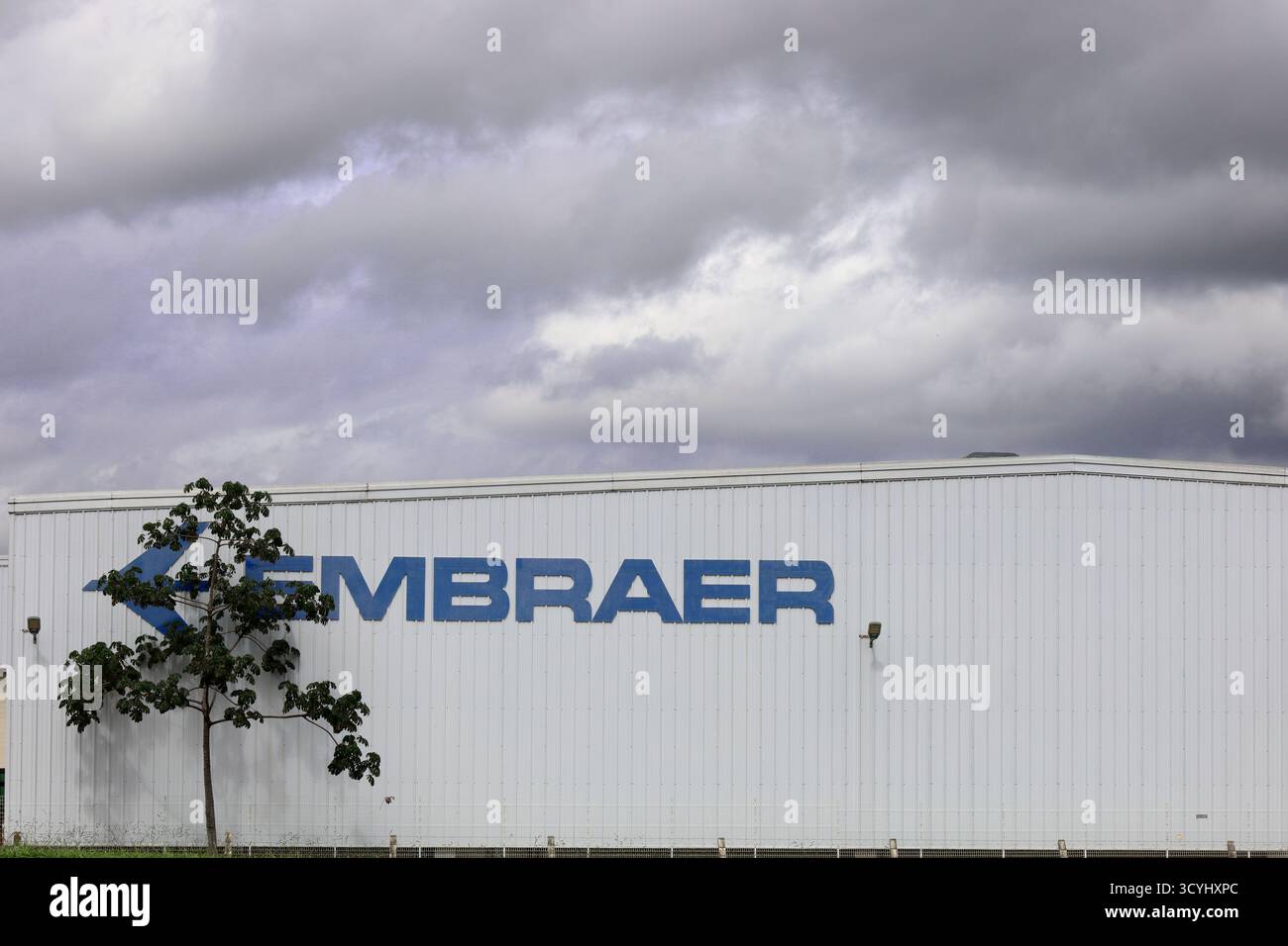 Taubate, San Paolo, Brasile - 19 ottobre 2025: Nome della fabbrica Embraer nel capannone. Foto di alta qualità Foto Stock