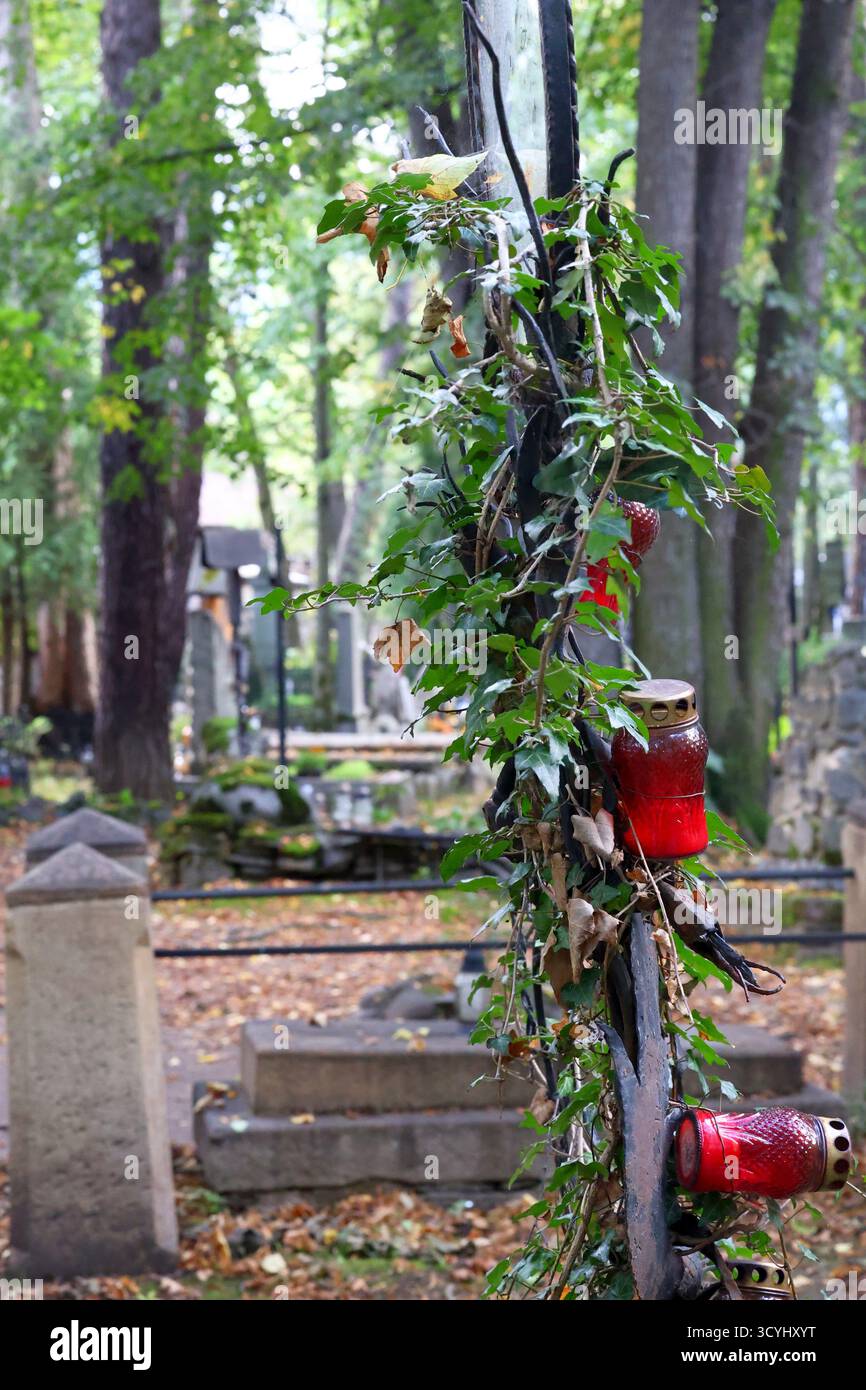 Lanterne commemorative su una postazione rivestita di edera in un cimitero Foto Stock