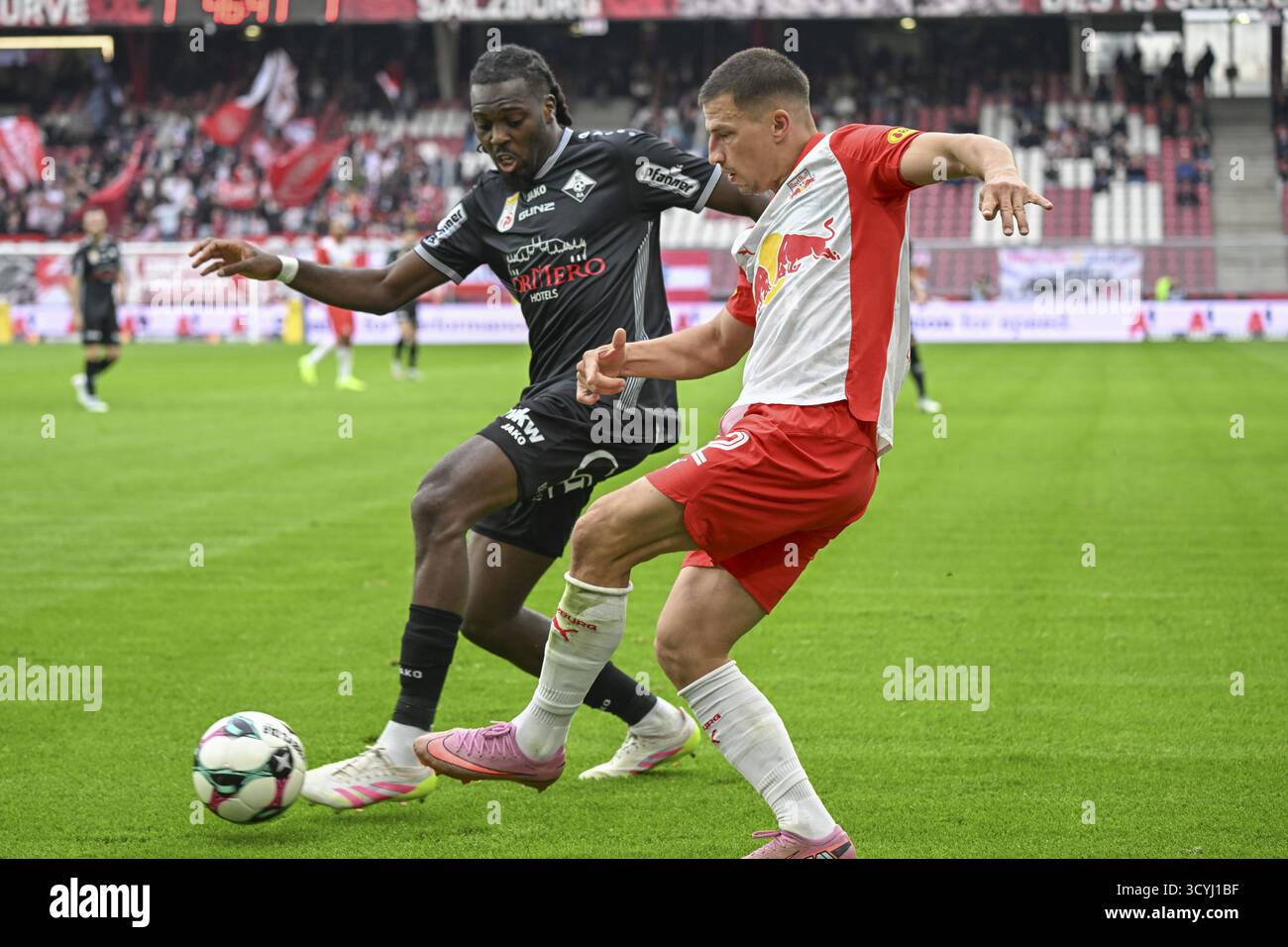 Salisburgo, Austria. 19 ottobre 2025. SALISBURGO, AUSTRIA - 19 OTTOBRE: Yann Massombo di Altach e Stefan Lainer di Salisburgo competono per il pallone durante la partita dell'ammiraglio Bundesliga tra il Red Bull Salzburg e l'SCR Altach alla Red Bull Arena il 19 ottobre 2025 a Salisburgo, Austria. 251019 SEPA 26 027 - 20251019 PD6846 credito: APA-PictureDesk/Alamy Live News Foto Stock