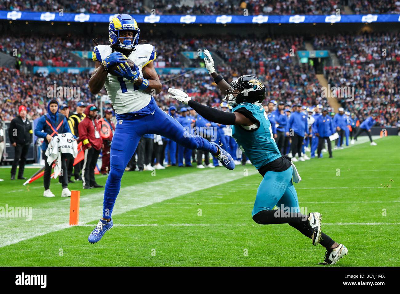 Wembley Stadium, Londra, Regno Unito. 19 ottobre 2025. NFL UK Football, Los Angeles Rams contro Jacksonville Jaguars; il wide receiver dei Los Angeles Rams Davante Adams ricevette un passaggio e segnò un touchdown per 14-0 Credit: Action Plus Sports/Alamy Live News Foto Stock