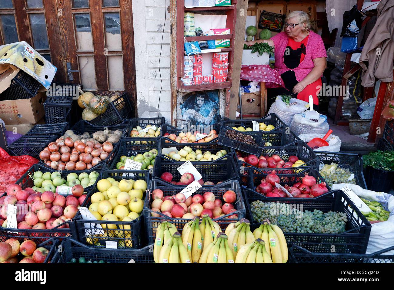 Venditore di frutta e verdura a Kutaisi, Georgia Foto Stock