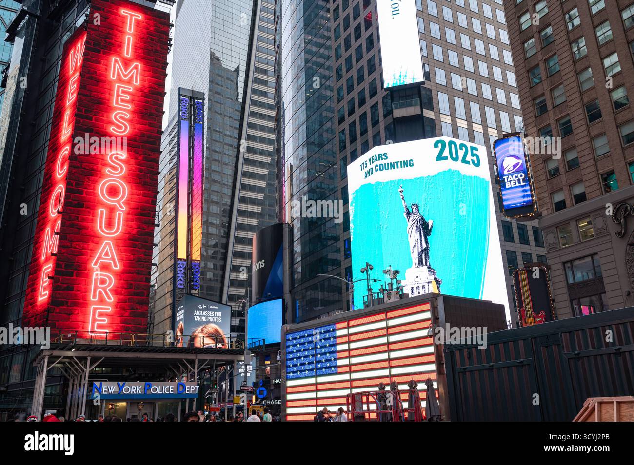 02.06.2025, Manhattan, New York City, New York, Vereinigte Staaten USA - Eine hinterleuchtete US-Flagge auf einer LED-Anzeige an der Rekrutierungsstation der US-Streitkraefte strahlt vor Wolkenkratzern am Times Square in Midtown Manhattan. *** 02 06 2025, Manhattan, New York City, New York, Stati Uniti USA Una bandiera statunitense retroilluminata su un display a LED presso la US Armed Forces Recruiting Station brilla di fronte ai grattacieli di Times Square nel centro di Manhattan Foto Stock