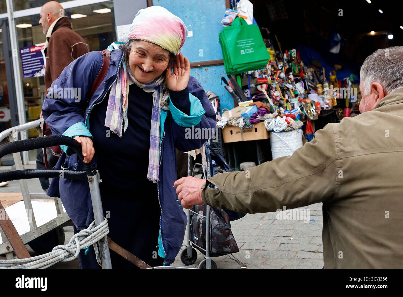 Vecchia donna che è dura da guarire a Kutaisi, Georgia Foto Stock
