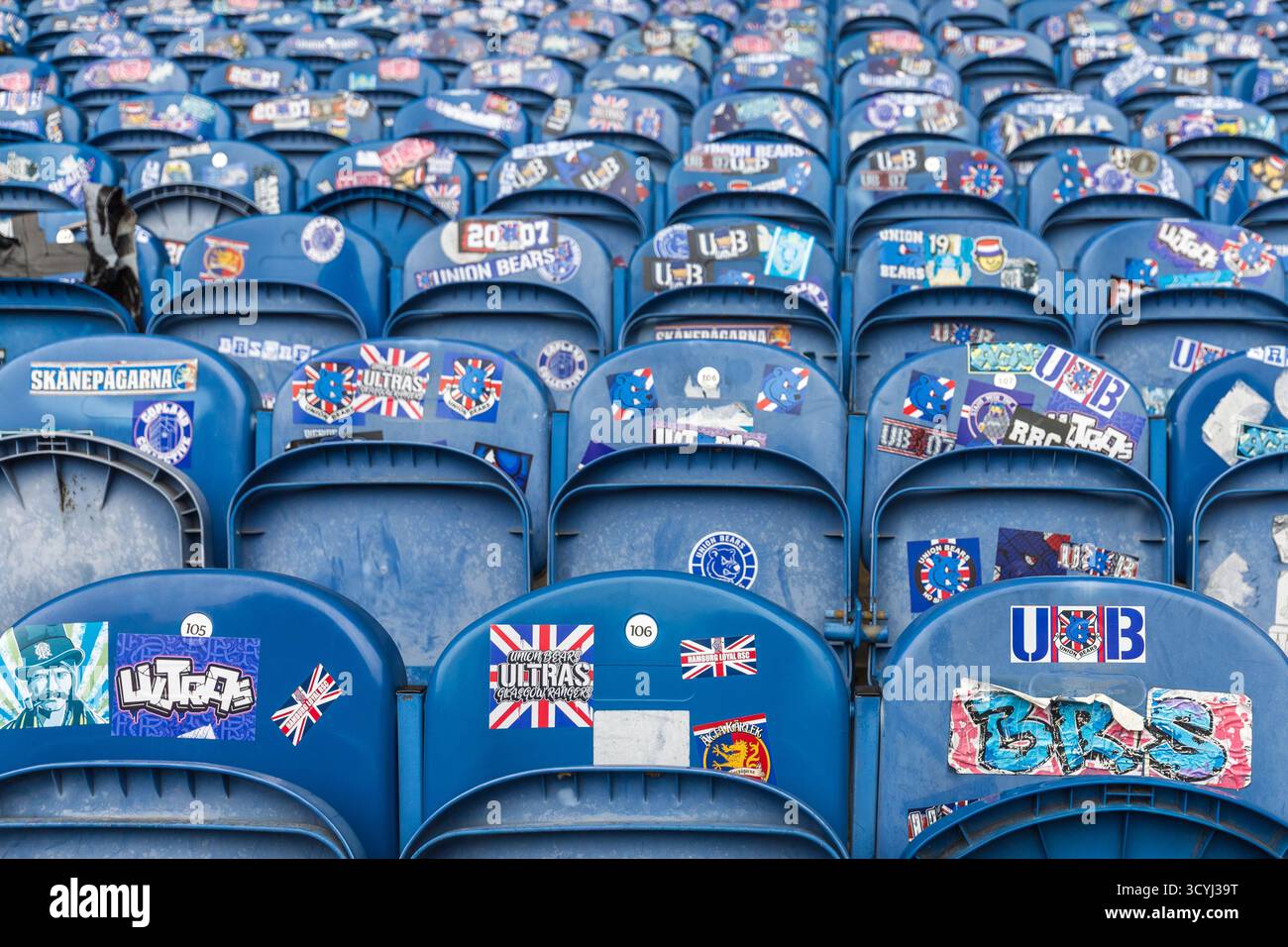 Sedili pieghevoli in plastica, utilizzati dagli Ultras, un gruppo di tifosi dei Rangers che utilizzano la stessa parte del terrazzamento nello stadio di calcio Ibrox, Glasgow, Foto Stock
