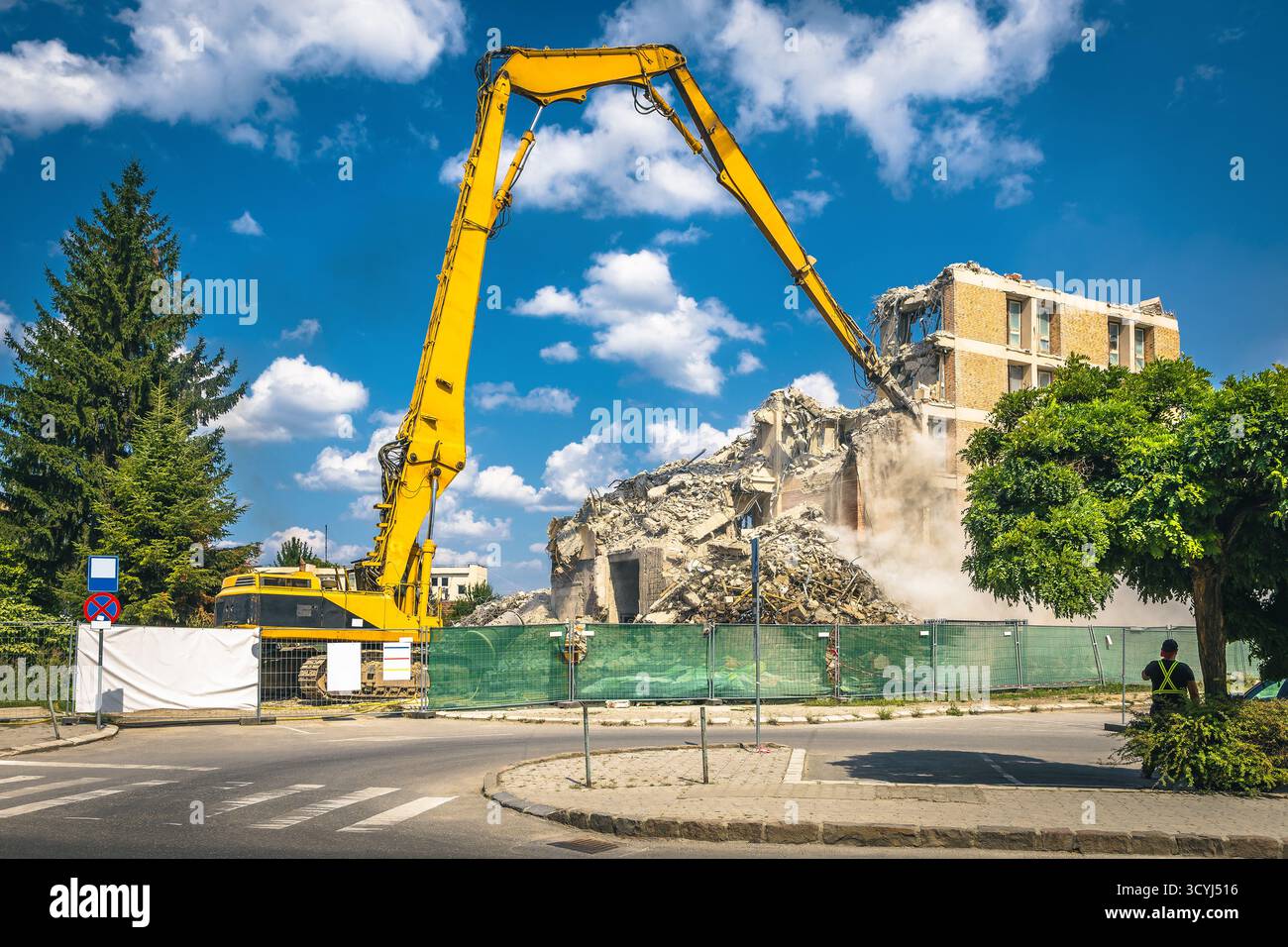 Incredibile demolizione di una vecchia casa in rovina nel centro della città utilizzando cesoie idrauliche da costruzione Foto Stock