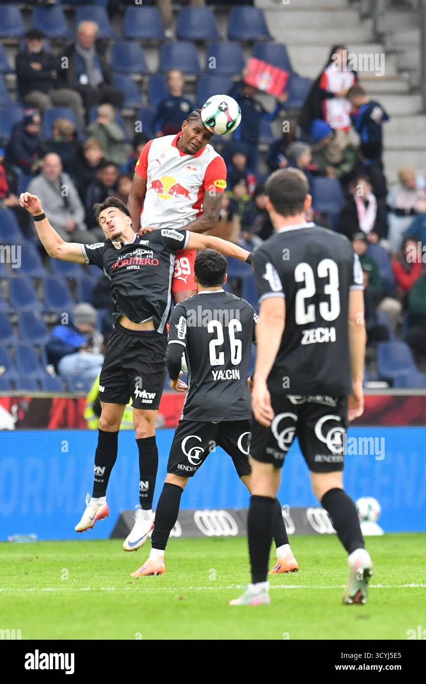Salisburgo, Austria. 19 ottobre 2025. SALISBURGO, AUSTRIA - 19 OTTOBRE: Srdjan Hrstic di Altach e Leandro-Noel Morgalla di Salisburgo durante l'Admiral Bundesliga match tra FC Red Bull Salzburg e SCR Altach alla Red Bull Arena il 19 ottobre 2025 a Salisburgo, Austria.251019 SEPA 24 031 - 20251019 PD7472 credito: APA-PictureDesk/Alamy Live News Foto Stock