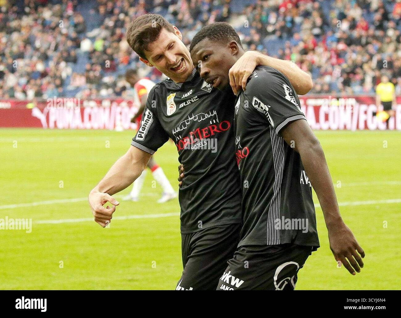 ABD0087 20251019 - SALISBURGO - Österreich: Benedikt Zech (SCR Altach/li) und Ousmane Diawara (SCR Altach/re) jubeln über den Treffer zum 2:2 während der Admiral Bundesliga-Begegnung, Grunddurchgang, 10. Runde, zwischen Red Bull Salzburg e SCR Altach, am Sonntag, 19. Oktober 2025 a Salisburgo. - FOTO: APA/KRUGFOTO - 20251019 PD7590 credito: APA-PictureDesk/Alamy Live News Foto Stock