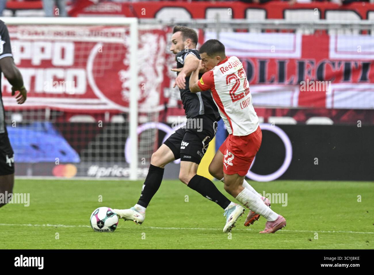 Salisburgo, Austria. 19 ottobre 2025. SALISBURGO, AUSTRIA - 19 OTTOBRE: Mike Baehre di Altach e Stefan Lainer di Salisburgo competono per il pallone durante la partita dell'ammiraglio Bundesliga tra il Red Bull Salzburg e l'SCR Altach alla Red Bull Arena il 19 ottobre 2025 a Salisburgo, Austria. 251019 SEPA 26 029 - 20251019 PD7790 credito: APA-PictureDesk/Alamy Live News Foto Stock