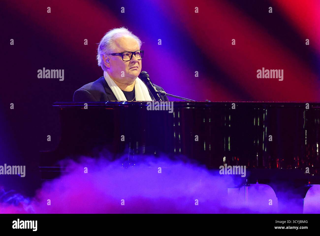 Dortmund, Germania. 19 ottobre 2025. Heinz Rudolf Kunze durante lo show televisivo 'Schlagerboom 2025 - Alles funkelt! Alles glitzert!" Il 18 ottobre 2025 a Dortmund, Germania Credit: Ralph Metzger/Alamy Live News Foto Stock