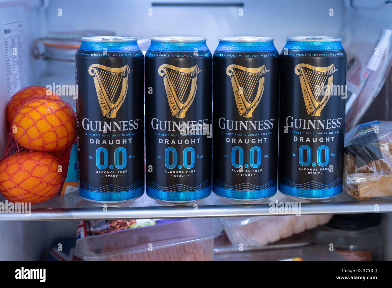 Guinness zero 0,0 lattine di birra stout senza alcool in un frigorifero, Inghilterra. Le generazioni più giovani stanno bevendo meno alcol, con proporzioni più elevate astenendosi Foto Stock