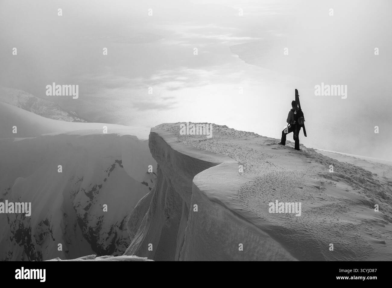 Sci alpinismo nella regione di Uløya vicino alle Alpi Lyngen, Norvegia Foto Stock