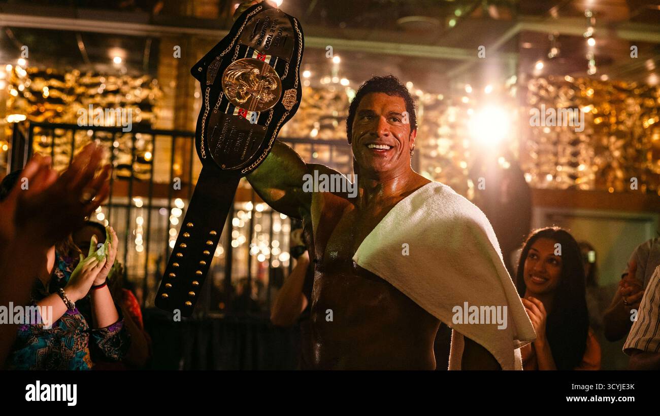 The Smashing Machine (2025) diretto da Benny Safdie e interpretato da Dwayne Johnson MMA e Mark Kerr, leggenda UFC. La pubblicità è ancora SOLO PER USO EDITORIALE. Credito: BFA / A24 Foto Stock