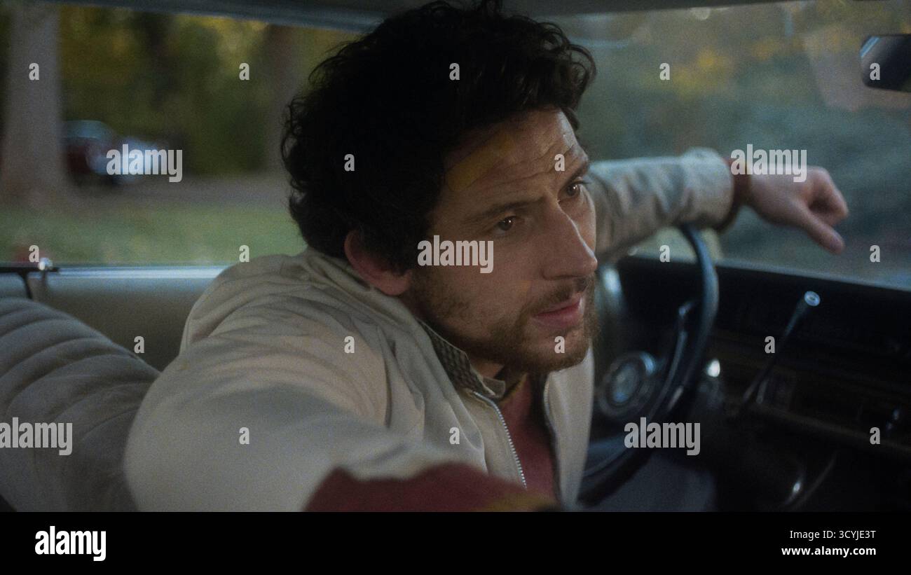 The Mastermind (2025) diretto da Kelly Reichardt e interpretato da Josh o'Connor nel ruolo di James Blaine Mooney. Nel Massachusetts degli anni '1970, un uomo di famiglia di periferia pianifica segretamente una rapina d'arte amatoriale che si disgrega rapidamente. La pubblicità è ancora SOLO PER USO EDITORIALE. Credito: BFA / MUBI Foto Stock