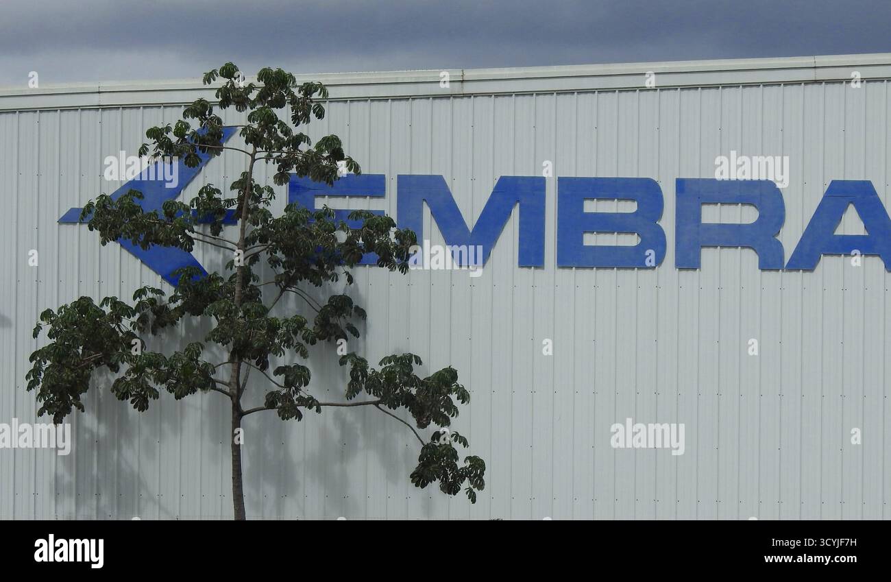 Taubate, San Paolo, Brasile - 19 ottobre 2025: Nome della fabbrica Embraer nel capannone del futuro impianto di mobilità dell'aria DI EVE Foto Stock