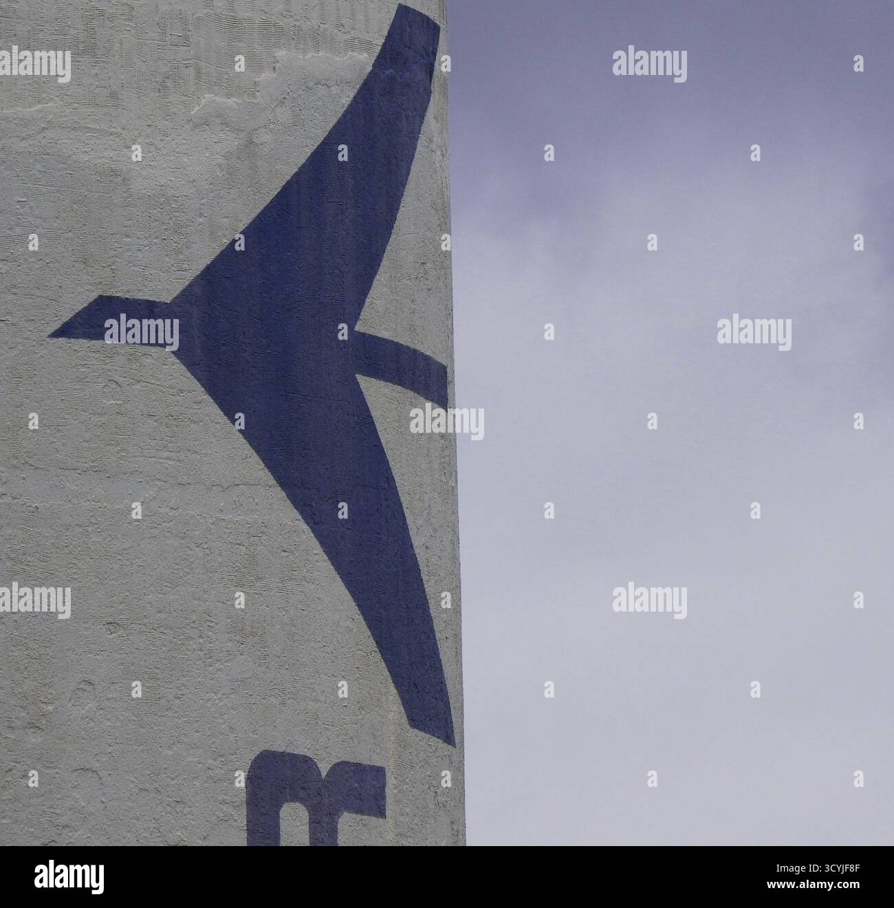 Taubate, San Paolo, Brasile - 19 ottobre 2025: Nome della fabbrica Embraer nel capannone del futuro impianto di mobilità dell'aria DI EVE Foto Stock