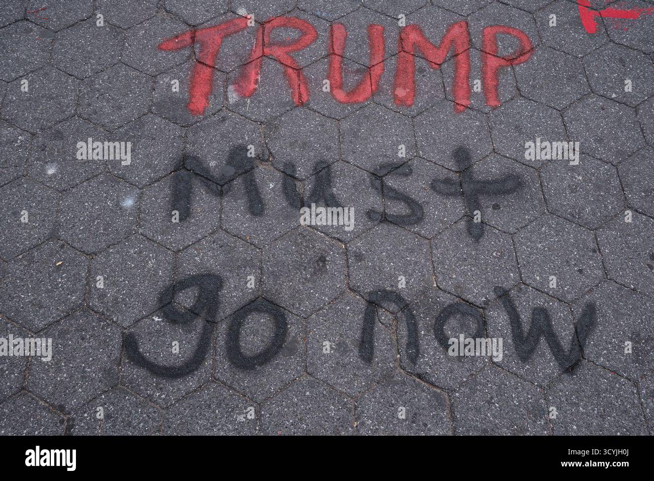 New York, New York, Stati Uniti. 19 ottobre 2025. Le parole "Trump deve andare ora” sono state graffitate sul marciapiede di Union Square durante la protesta di New York City No Kings contro le misure adottate da Donald Trump per instaurare un governo autoritario. (Credit Image: © Edna Leshowitz/ZUMA Press Wire) SOLO PER USO EDITORIALE! Non per USO commerciale! Foto Stock