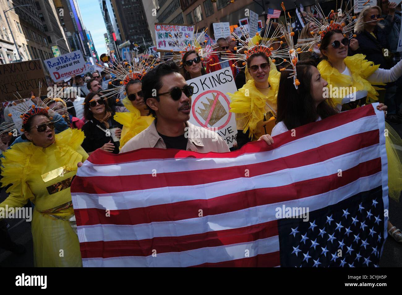 New York, New York, Stati Uniti. 19 ottobre 2025. I manifestanti che portano una bandiera americana rovesciata marciano lungo la 7th Avenue nella protesta No Kings di New York City, con circa 100.000 persone presenti in tutti e cinque i distretti combinati che manifestano in opposizione alle misure che Donald Trump ha adottato per installare un governo di stile autoritario. (Credit Image: © Edna Leshowitz/ZUMA Press Wire) SOLO PER USO EDITORIALE! Non per USO commerciale! Foto Stock