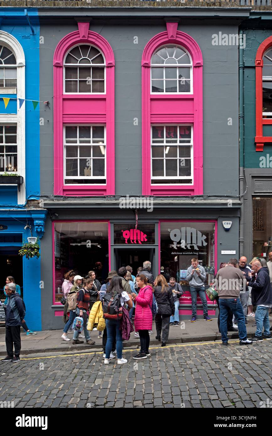 Fronte commerciale dipinto in modo luminoso su Victoria Street nella città vecchia di Edimburgo. Foto Stock