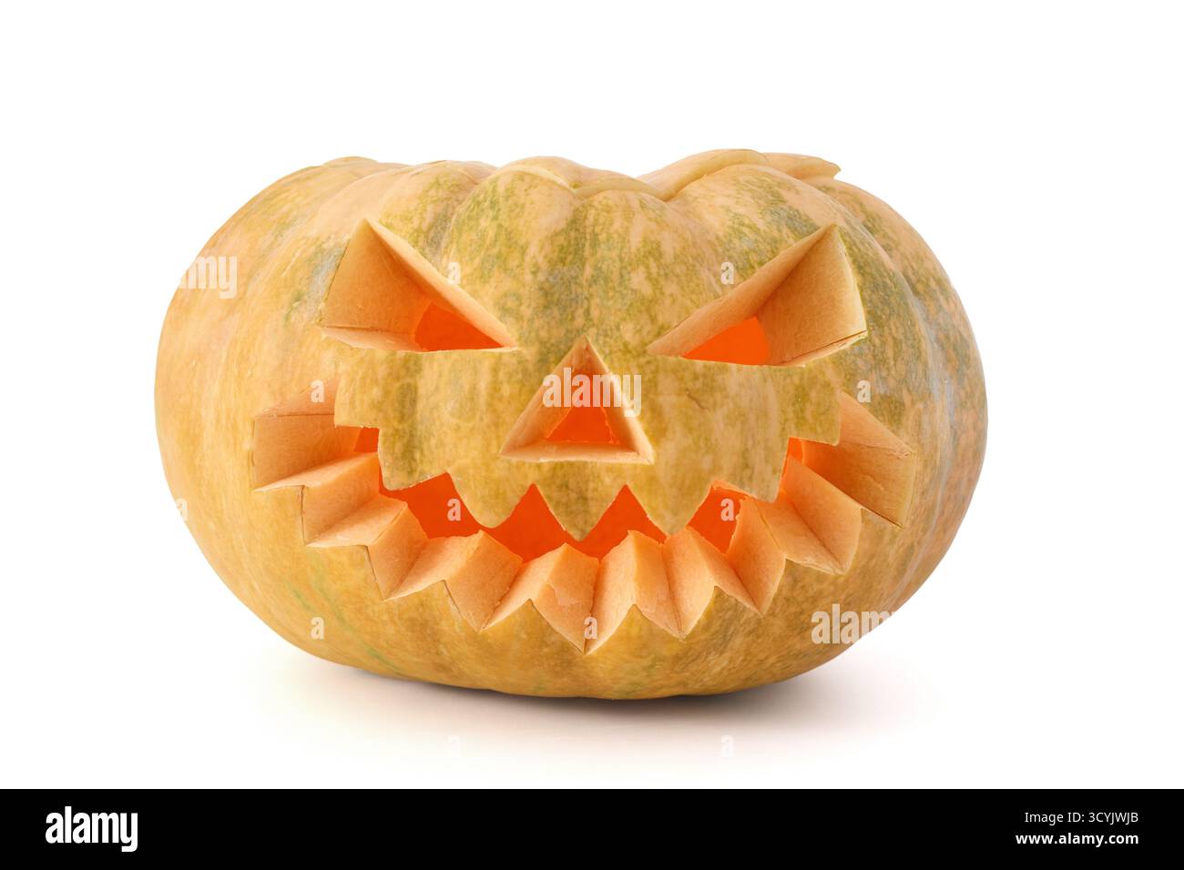 Jack-o-lanterna di zucca di Halloween scolpita su sfondo bianco Foto Stock