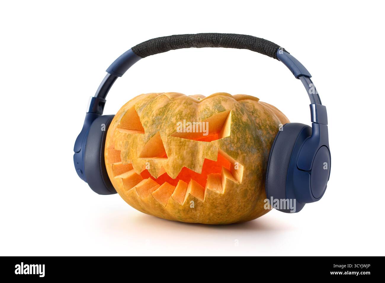 Divertente zucca di Halloween con volto intagliato e cuffie blu su sfondo bianco Foto Stock