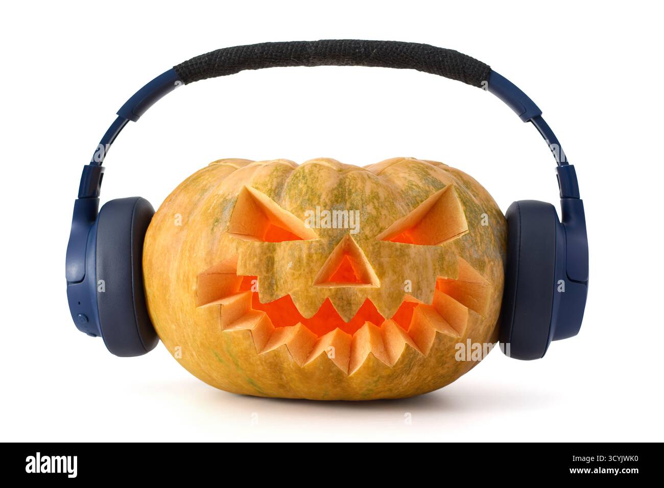 Divertente zucca di Halloween con volto intagliato e cuffie blu su sfondo bianco Foto Stock