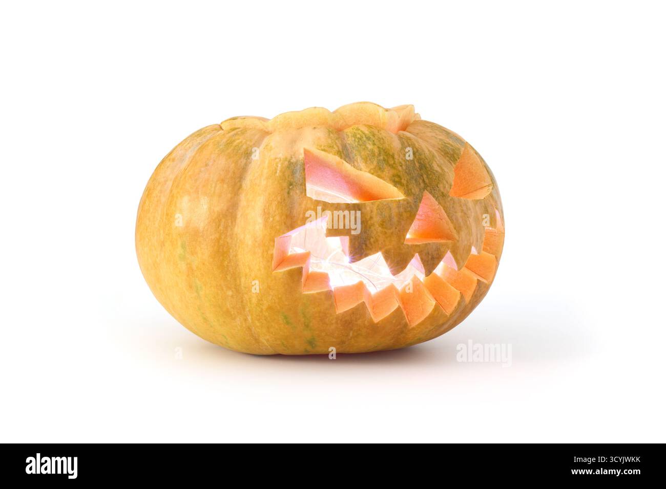 Jack-o-lanterna di zucca di Halloween scolpita su sfondo bianco Foto Stock