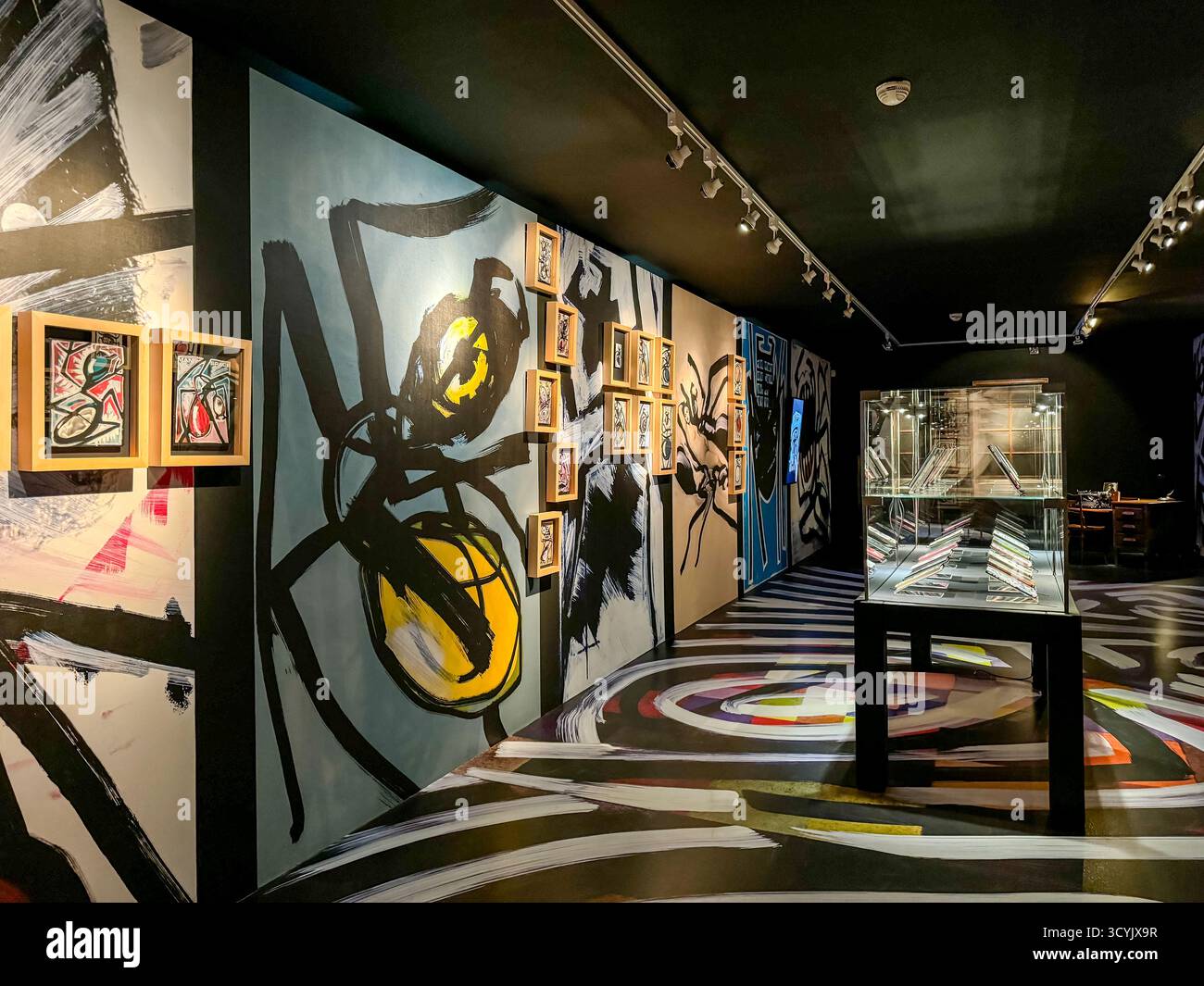 Una mostra di Oded Ezer alla Robert Guttmann Gallery del Museo Ebraico di Praga, nella Repubblica Ceca Foto Stock