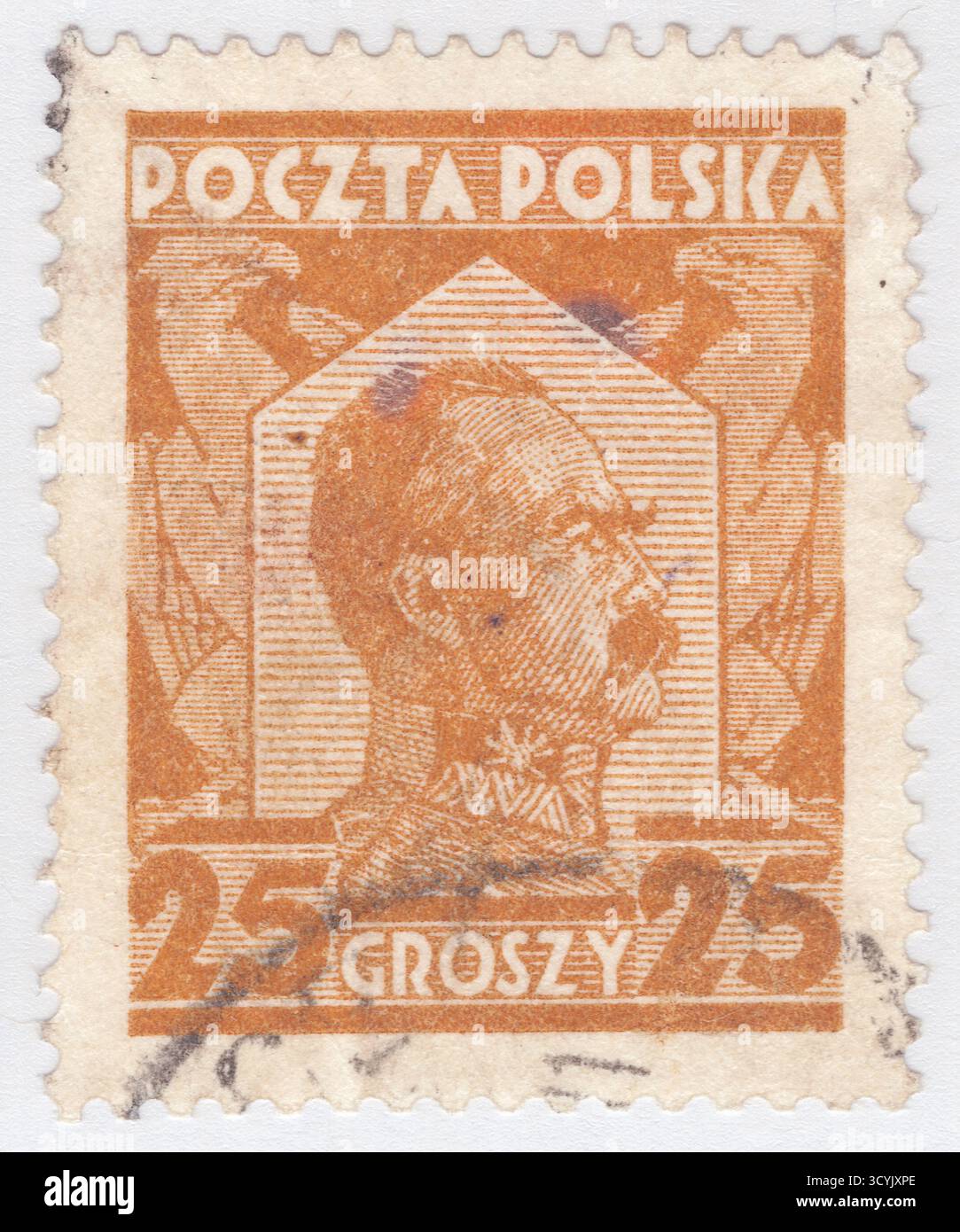 POLONIA — 1928 febbraio 1: 25 francobollo giallo-marrone grossolano raffigurante il ritratto del maresciallo Jozef Klemens Pilsudski. Fu uno statista polacco, capo di Stato e primo maresciallo di Polonia (dal 1920). Dopo la prima guerra mondiale, divenne una figura sempre più dominante nella politica polacca. Piłsudski è visto come il padre della seconda Repubblica polacca, che fu ristabilita nel 1918, 123 anni dopo la spartizione finale della Polonia nel 1795, ed è stato considerato de facto leader (1926-35) della seconda Repubblica polacca come ministro degli affari militari Foto Stock