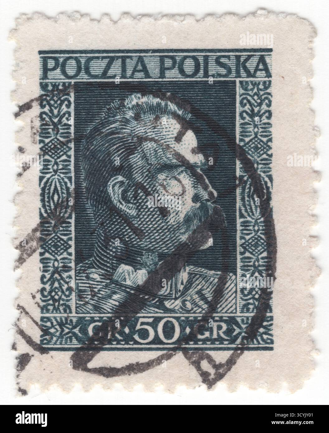 POLONIA — 1928 maggio 3: Francobollo di ardesia blueish del 50 raffigurante il ritratto del maresciallo Jozef Klemens Pilsudski. Fu uno statista polacco, capo di Stato e primo maresciallo di Polonia (dal 1920). Dopo la prima guerra mondiale, divenne una figura sempre più dominante nella politica polacca. Piłsudski è visto come il padre della seconda Repubblica polacca, che fu ristabilita nel 1918, 123 anni dopo la spartizione finale della Polonia nel 1795, ed è stato considerato de facto leader (1926-35) della seconda Repubblica polacca come ministro degli affari militari Foto Stock