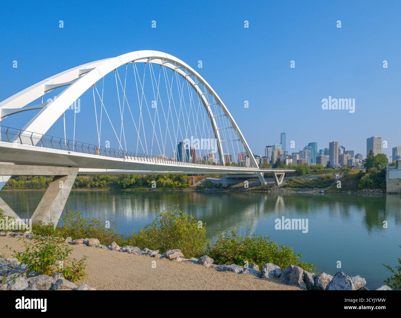 Lo skyline del centro città con il James Macdonald Bridge in primo piano, Edmonton, Alberta, Canada Foto Stock