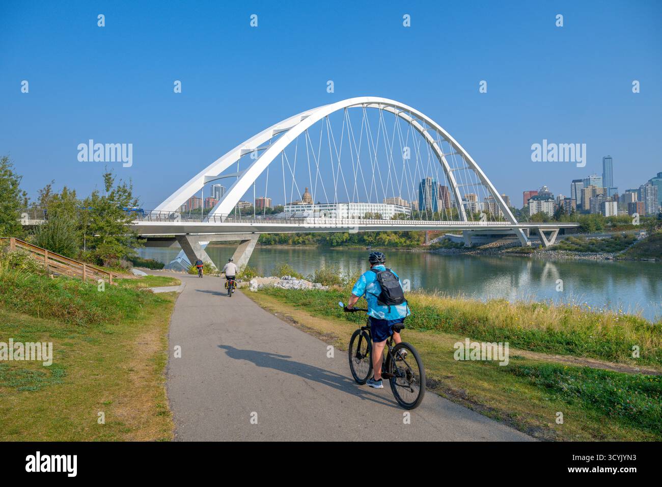 Lo skyline del centro città con una pista ciclabile e il James Macdonald Bridge in primo piano, Edmonton, Alberta, Canada Foto Stock