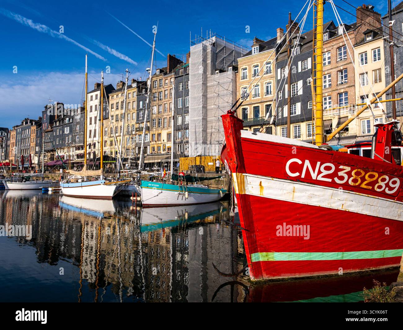 Honfleur, Francia - 27 settembre 2025: Una vista colorata del porto di Honfleur in Normandia. Preso in una tarda mattinata d'estate con cielo limpido e senza Foto Stock