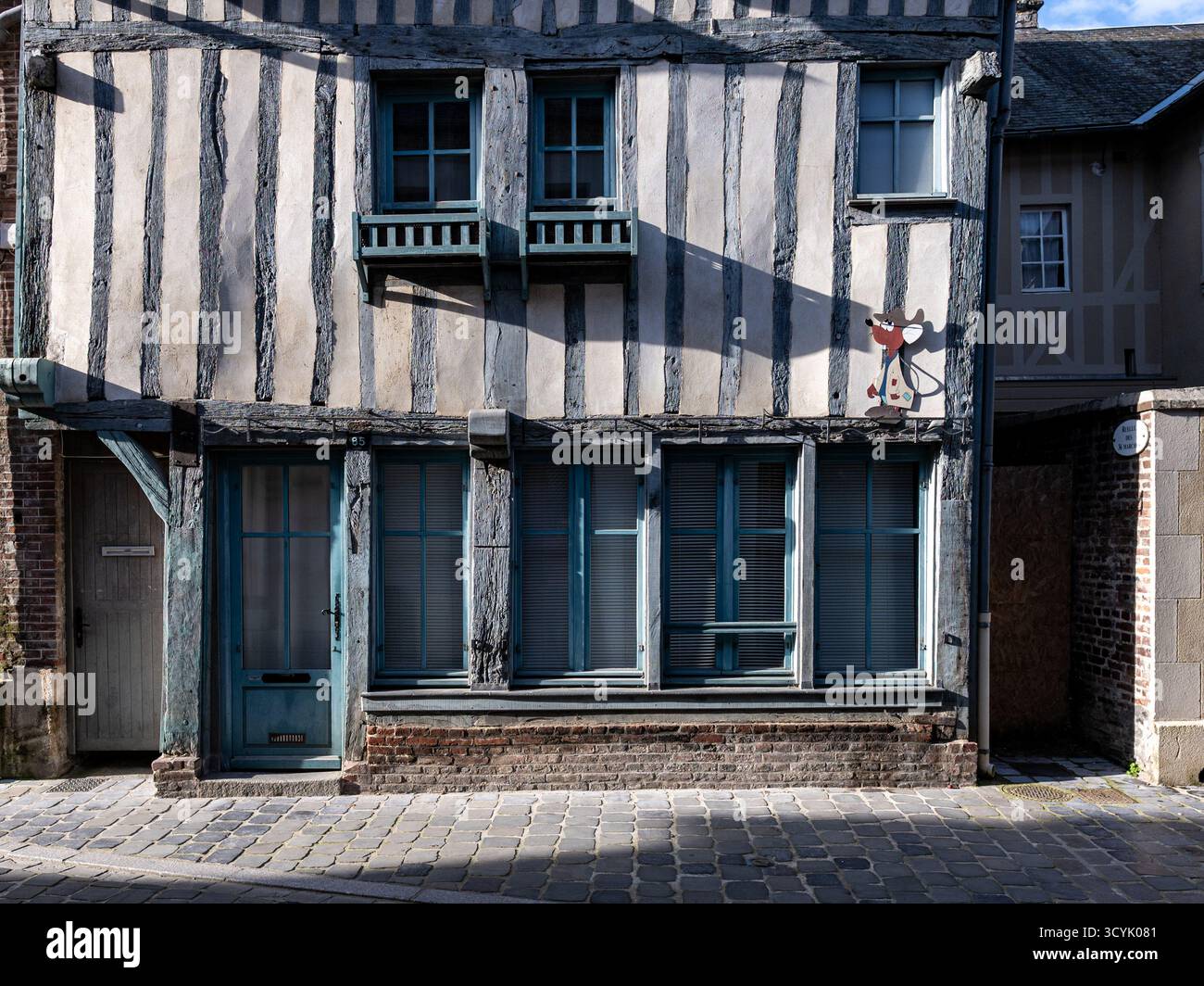 Facciata della tradizionale casa cittadina in legno a Honfleur, Francia. Preso in una soleggiata mattinata d'autunno senza gente Foto Stock