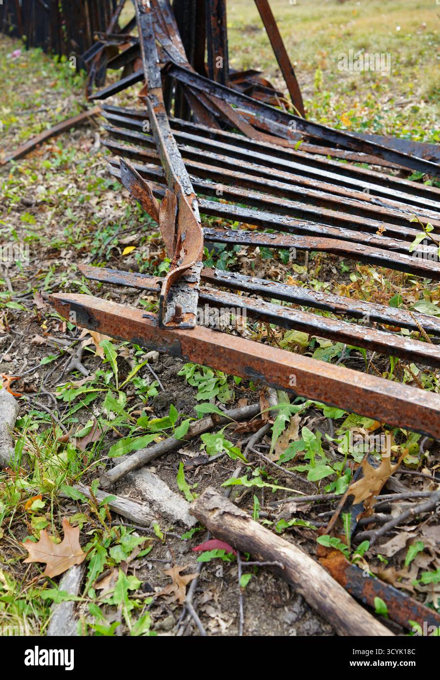 Recinzione metallica caduta e arrugginita Foto Stock