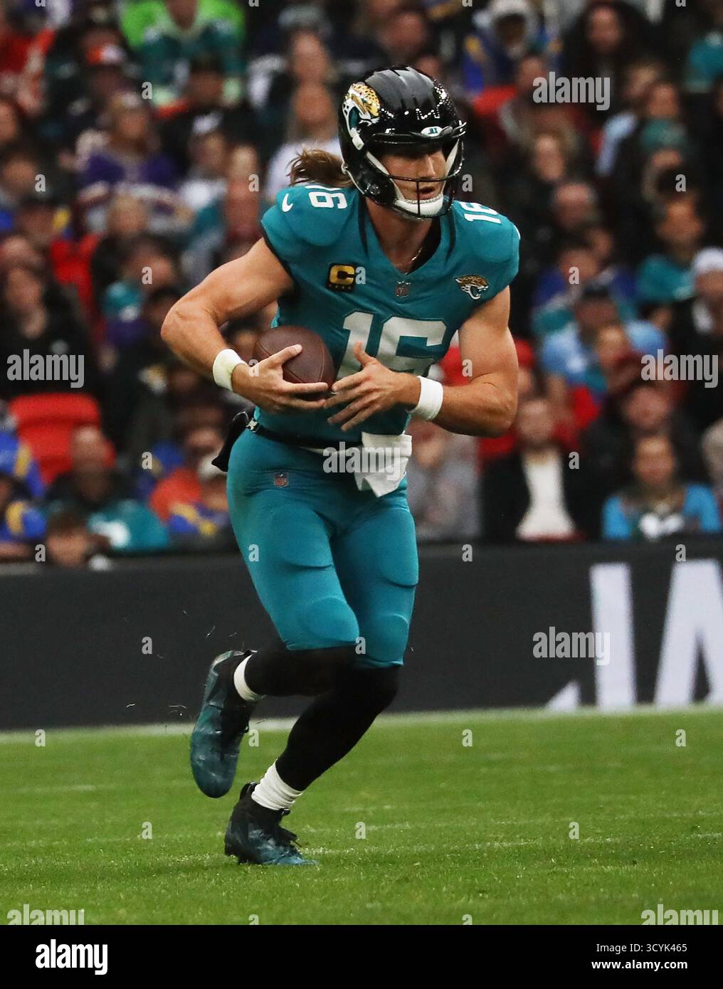 Londra, Regno Unito. 19 ottobre 2025. Il quarterback dei Jacksonville Jaguars Trevor Lawrence corre con il football nella loro partita contro i Los Angeles Rams al Wembley Football Stadium di Londra domenica 19 ottobre 2025. Foto di Hugo Philpott/UPI credito: UPI/Alamy Live News Foto Stock