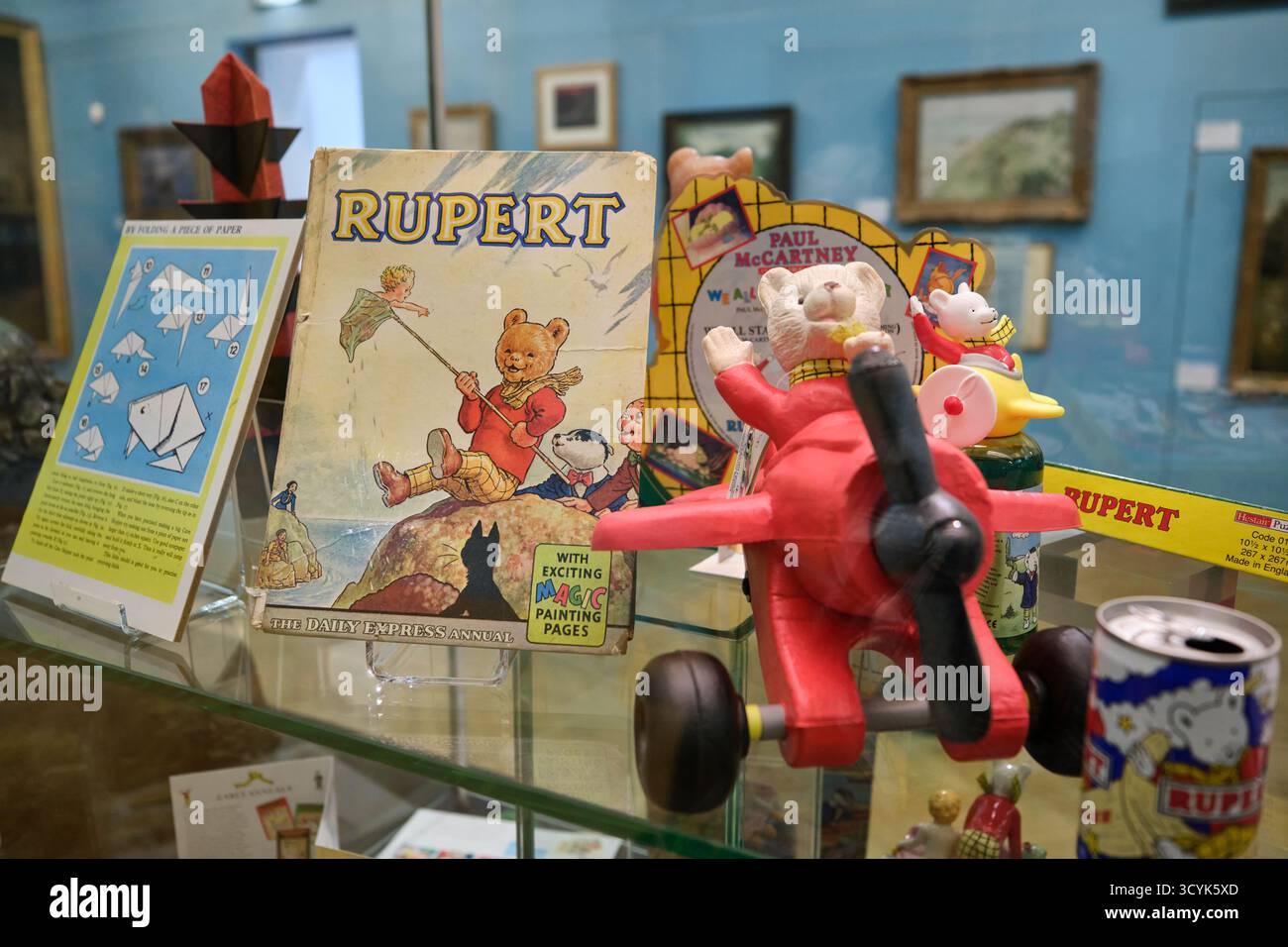 Mostra alla Beaney House of Art and Knowledge di Canterbury di fumetti e giocattoli di Rupert Bear dell'autrice e artista Mary Tourtel Foto Stock