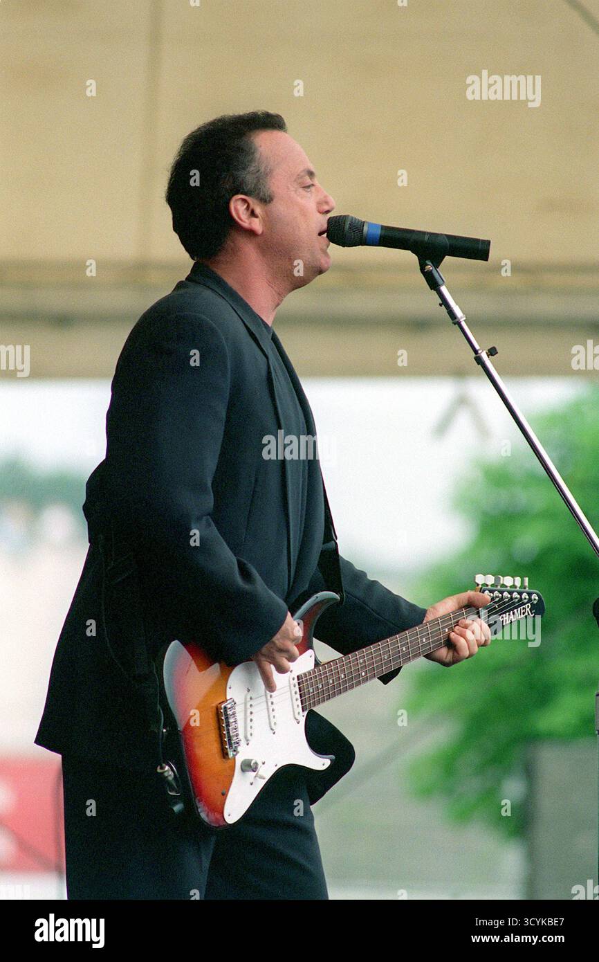 Una vista ravvicinata della leggenda della musica americana di quarantacinque anni Billy Joel mentre si esibisce con una chitarra e canta. Si esibisce allo Zeppelin Field prima di oltre 12.000 membri del servizio americano e delle loro famiglie. Questo era un concerto gratuito sponsorizzato dall'uso. La leggenda della musica americana Billy Joel mentre si esibisce con una chitarra e canta allo Zeppelin Field davanti a più di 12.000 membri del servizio americano e alle loro famiglie. Foto di Andrew J. Rice, Dipartimento della difesa degli Stati Uniti Foto Stock