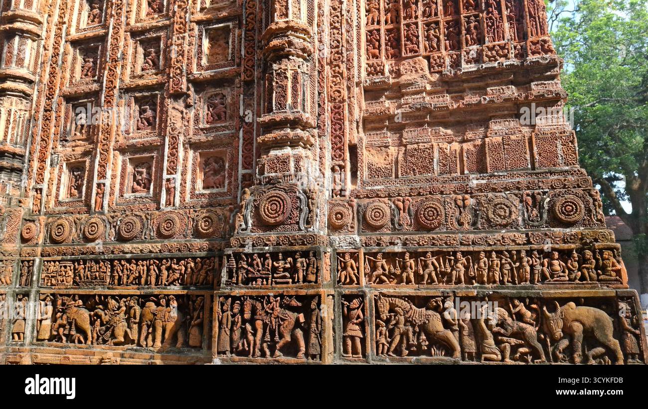 Il tempio Kantajew a Dinajpur, Bangladesh, è uno storico tempio indù in terracotta rinomato per le intricate incisioni e il patrimonio culturale. Foto Stock