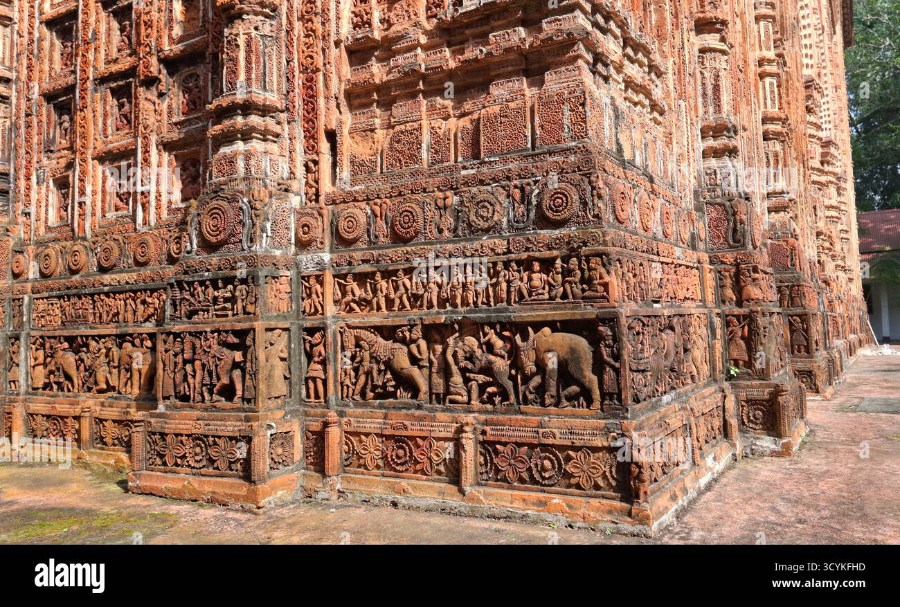 Il tempio Kantajew a Dinajpur, Bangladesh, è uno storico tempio indù in terracotta rinomato per le intricate incisioni e il patrimonio culturale. Foto Stock
