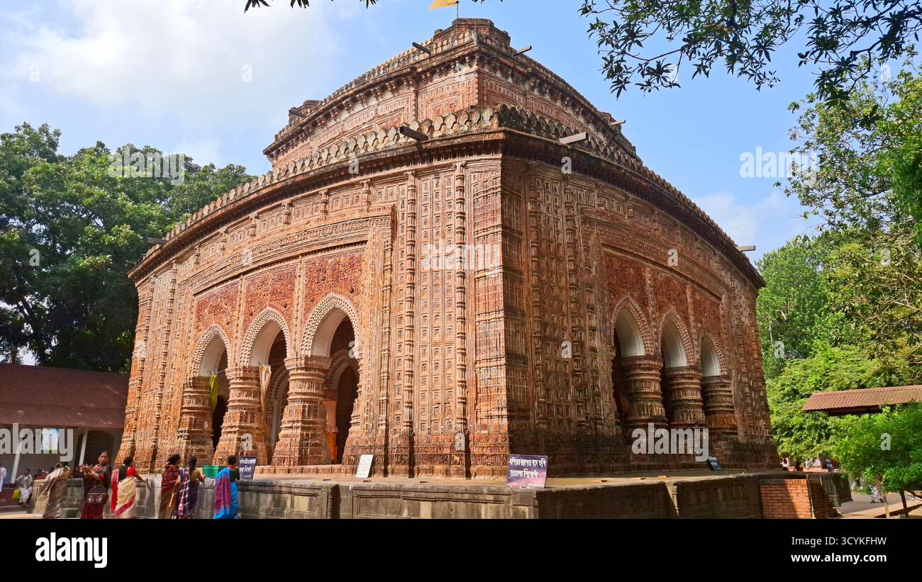 Il tempio Kantajew a Dinajpur, Bangladesh, è uno storico tempio indù in terracotta rinomato per le intricate incisioni e il patrimonio culturale. Foto Stock