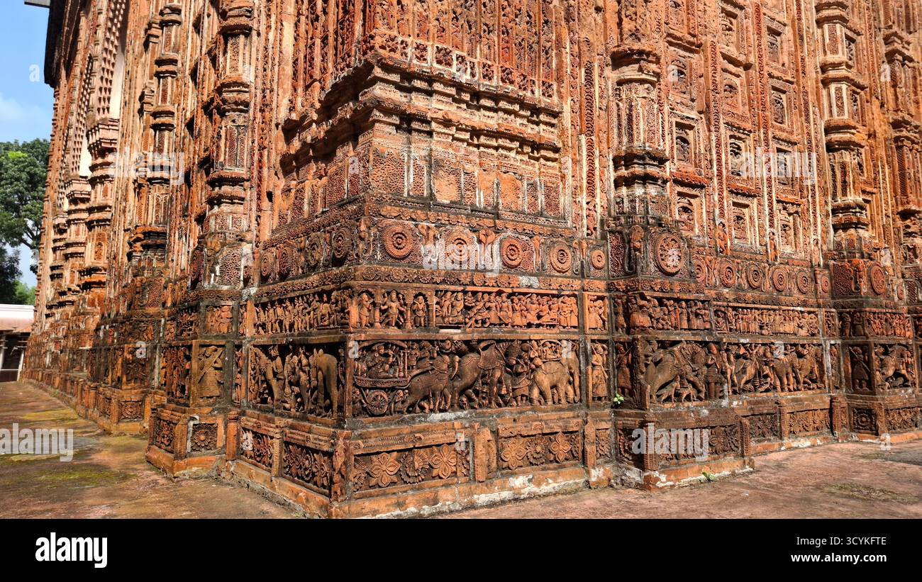Il tempio Kantajew a Dinajpur, Bangladesh, è uno storico tempio indù in terracotta rinomato per le intricate incisioni e il patrimonio culturale. Foto Stock