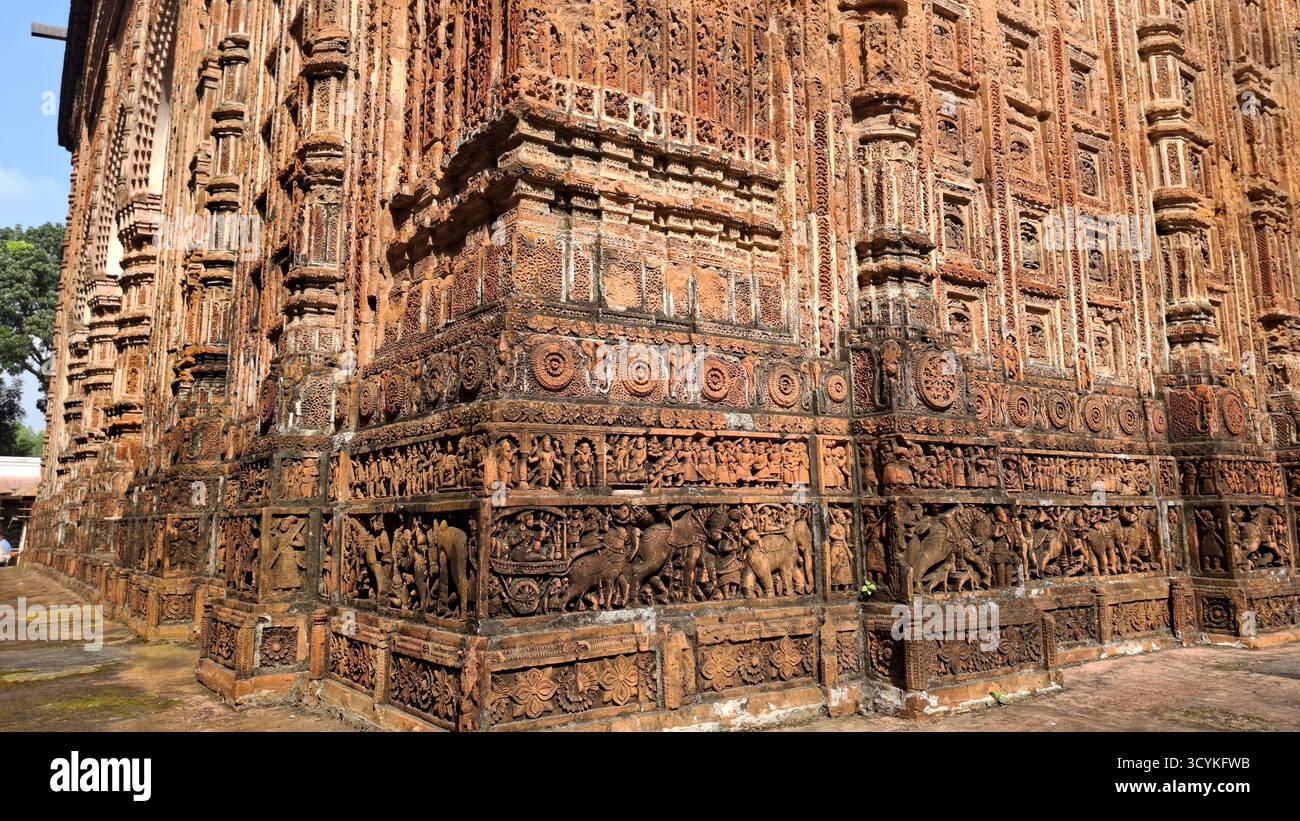 Il tempio Kantajew a Dinajpur, Bangladesh, è uno storico tempio indù in terracotta rinomato per le intricate incisioni e il patrimonio culturale. Foto Stock