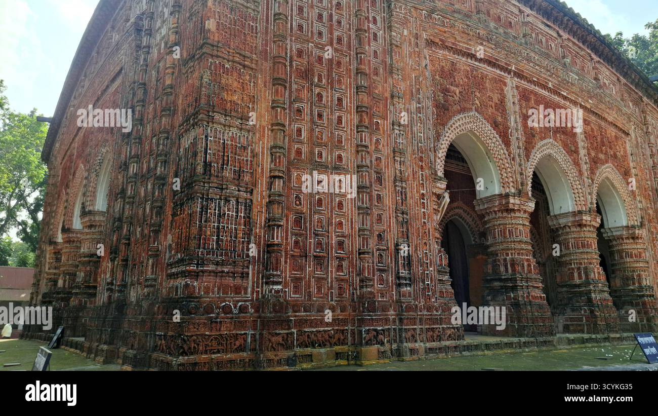 Il tempio Kantajew a Dinajpur, Bangladesh, è uno storico tempio indù in terracotta rinomato per le intricate incisioni e il patrimonio culturale. Foto Stock