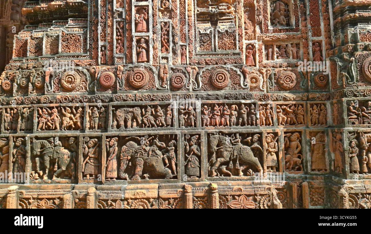 Il tempio Kantajew a Dinajpur, Bangladesh, è uno storico tempio indù in terracotta rinomato per le intricate incisioni e il patrimonio culturale. Foto Stock