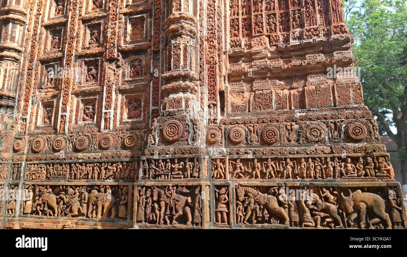 Il tempio Kantajew a Dinajpur, Bangladesh, è uno storico tempio indù in terracotta rinomato per le intricate incisioni e il patrimonio culturale. Foto Stock