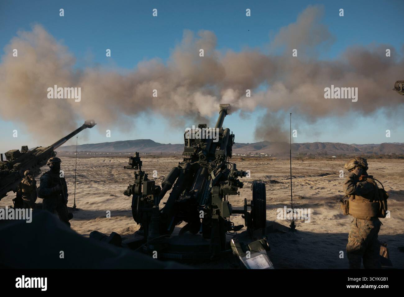 Oceanside, Stati Uniti. 17 ottobre 2025. US Marines con 2nd Battalion, 11th Marine Regiment, 1st Marine Division, spara obici leggeri da 155 mm M777 durante una prova per la 250th Amphibious Capabilities Demonstration a Red Beach, Marine Corps base Camp Pendleton, 17 ottobre 2025 a Oceanside, California. Crediti: GySgt Aaron Patterson/US Marines Photo/Alamy Live News Foto Stock