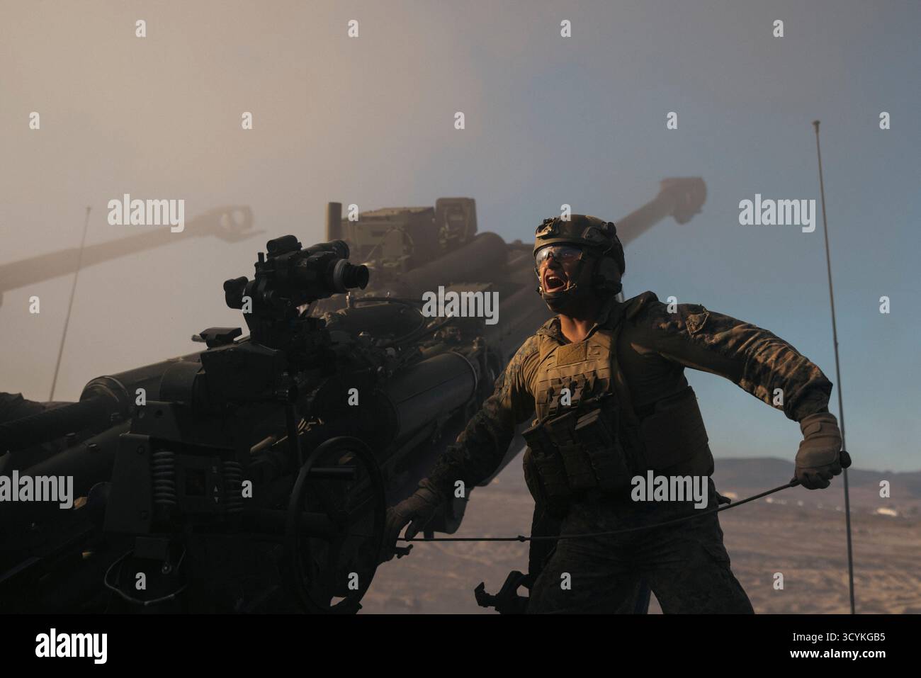 Oceanside, Stati Uniti. 17 ottobre 2025. Dashawn Rudesill, un cannoniere con 2nd Battalion, 11th Marine Regiment, 1st Marine Division, si prepara a sparare un obice leggero da 155 mm M777 durante una prova per il 250th Amphibious Capabilities Demonstration a Red Beach, Marine Corps base Camp Pendleton, 17 ottobre 2025 a Oceanside, California. Crediti: GySgt Aaron Patterson/US Marines Photo/Alamy Live News Foto Stock